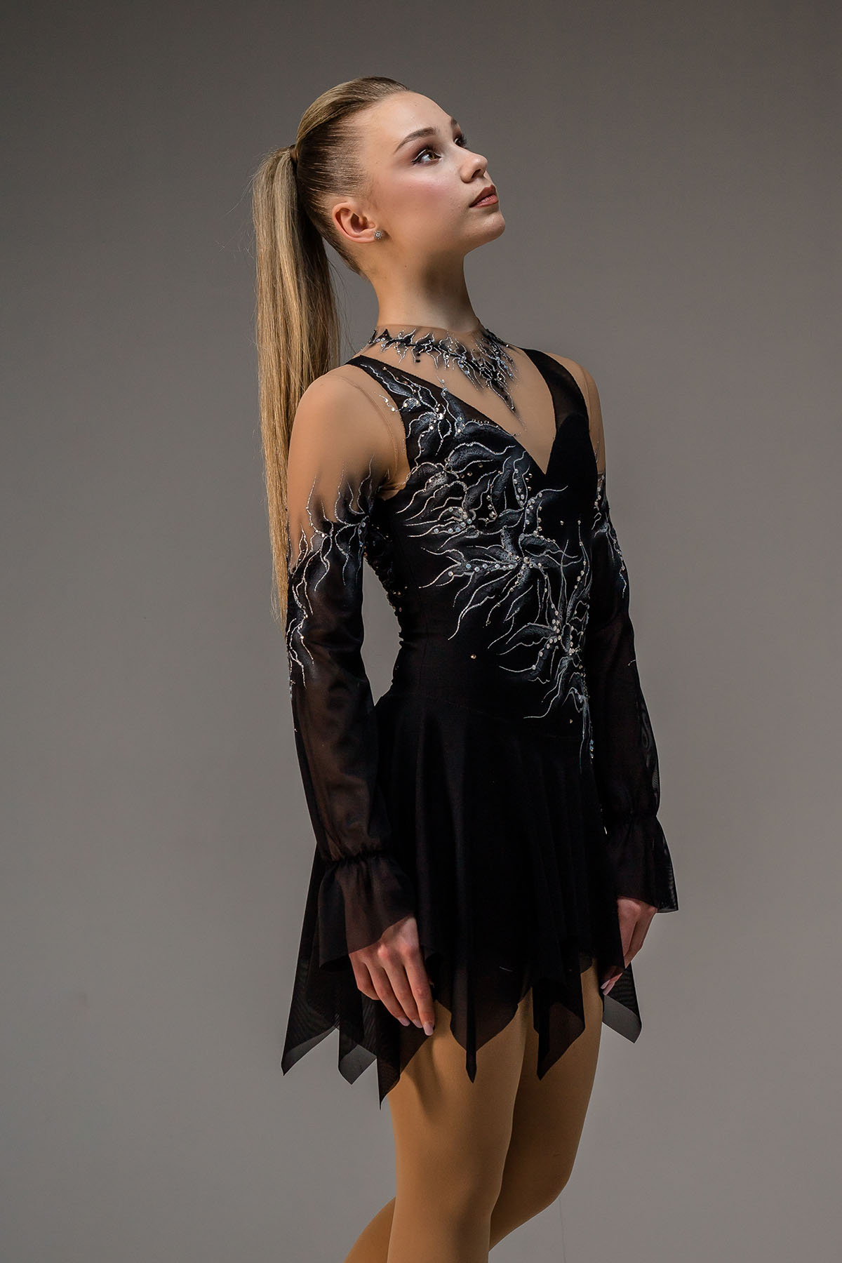 Платье для фигурного катания Цветочная соната Black со стразами